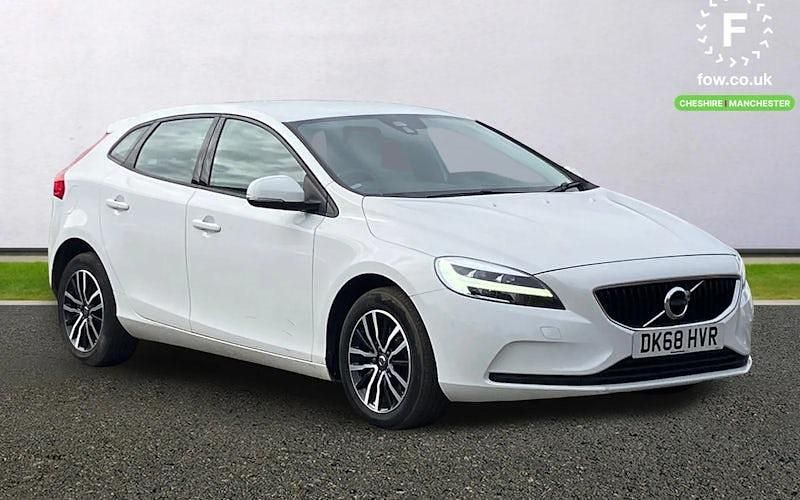 Used Volvo V40 Momentum 122 HP (89 kW) 2018 White Hatchback