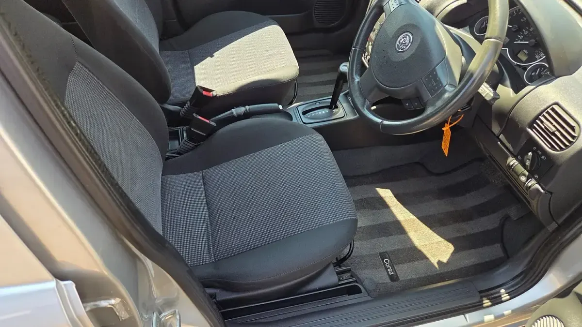 Used Vauxhall Corsa Design Edition 89 HP (65 kW) 2005 Silver Hatchback
