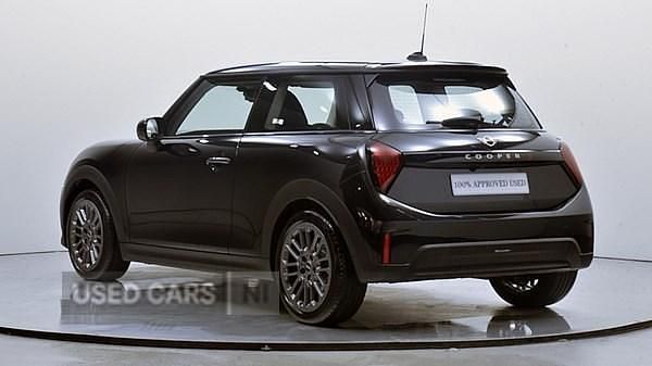 Begagnad Mini Cooper Classic 2024 Svart Halvkombi