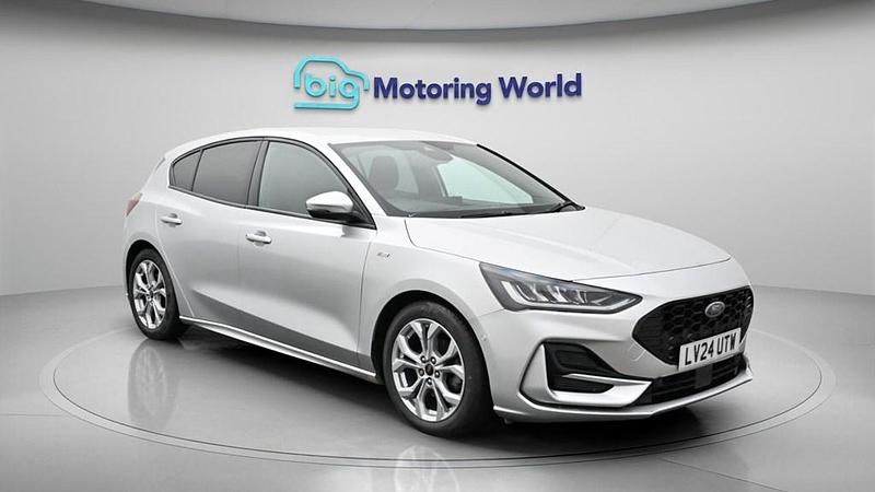 Used Ford Focus ST-Line 125 HP (91 kW) 2024 Silver Hatchback