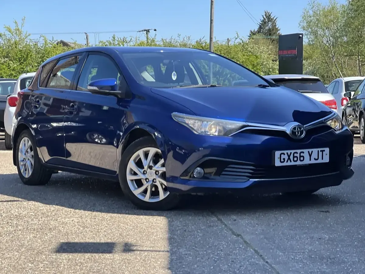 Usado Toyota Auris Business Edition 116 HP (85 kW) 2016 Azul Citadino