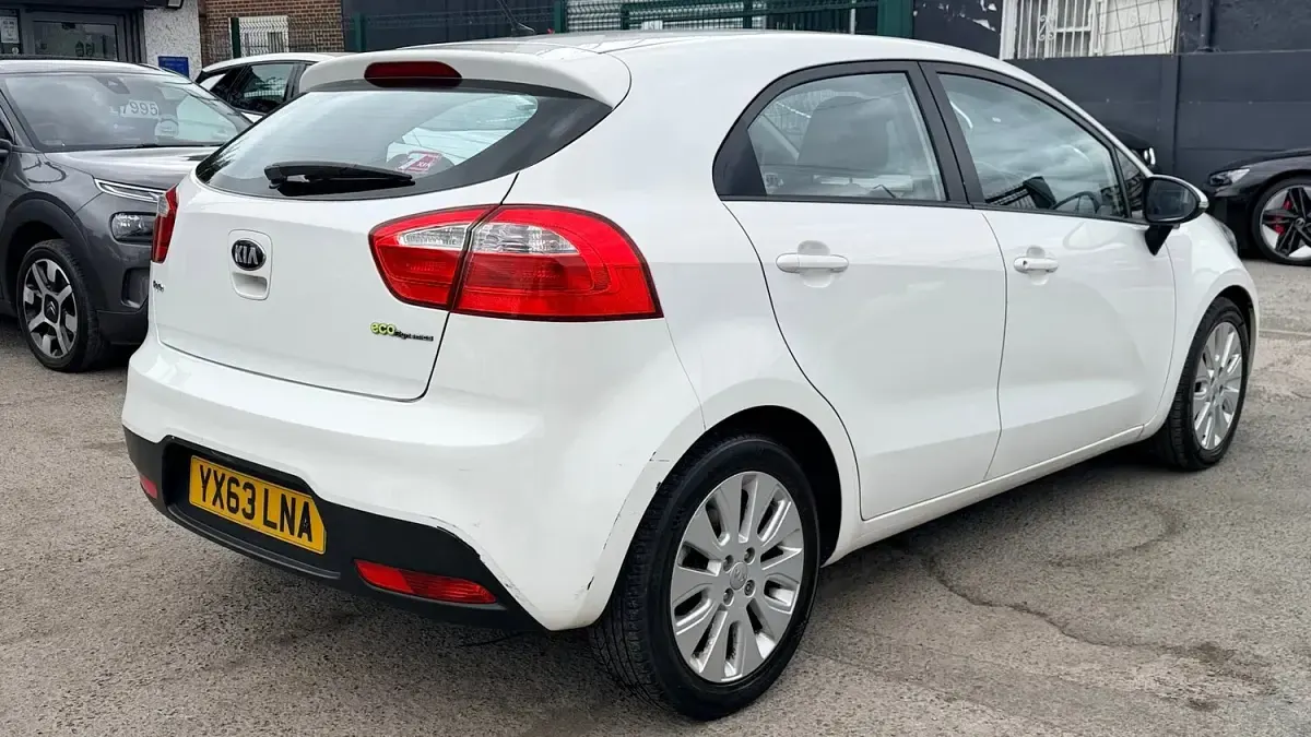 Used Kia Rio 90 HP (66 kW) 2013 White Hatchback