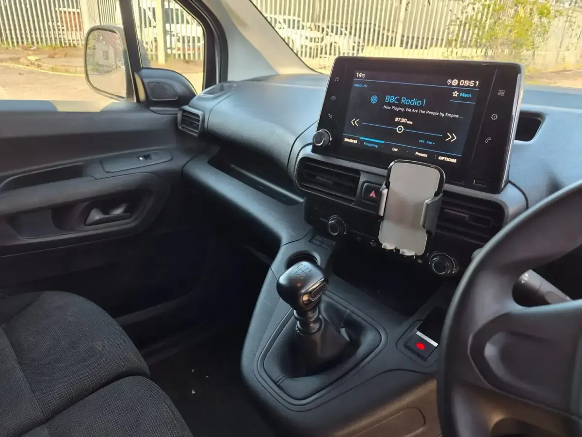 Second-hand Peugeot Partner Premium 2023 Alb Monovolum