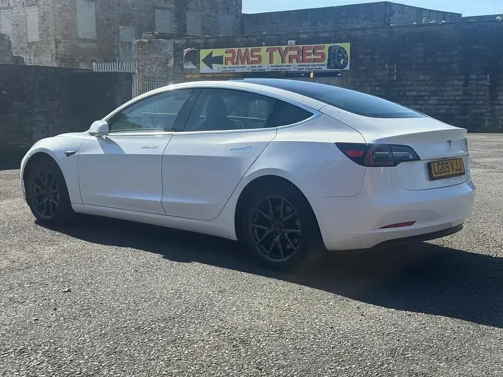 Used Tesla Model 3 77 kW (106 HP) 2019 White Sedan