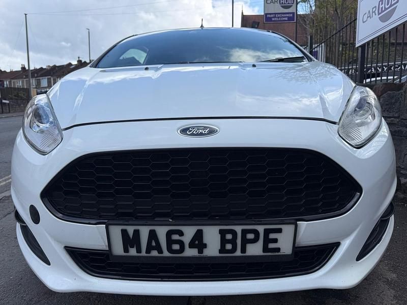 Used Ford Fiesta Zetec 82 HP (60 kW) 2014 White Hatchback