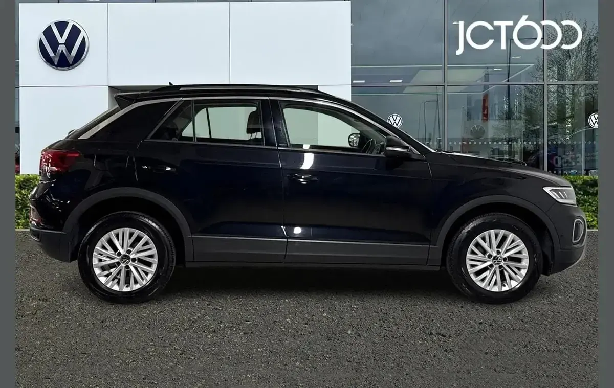 Used VW T-Roc Life 150 HP (110 kW) 2023 Black SUV