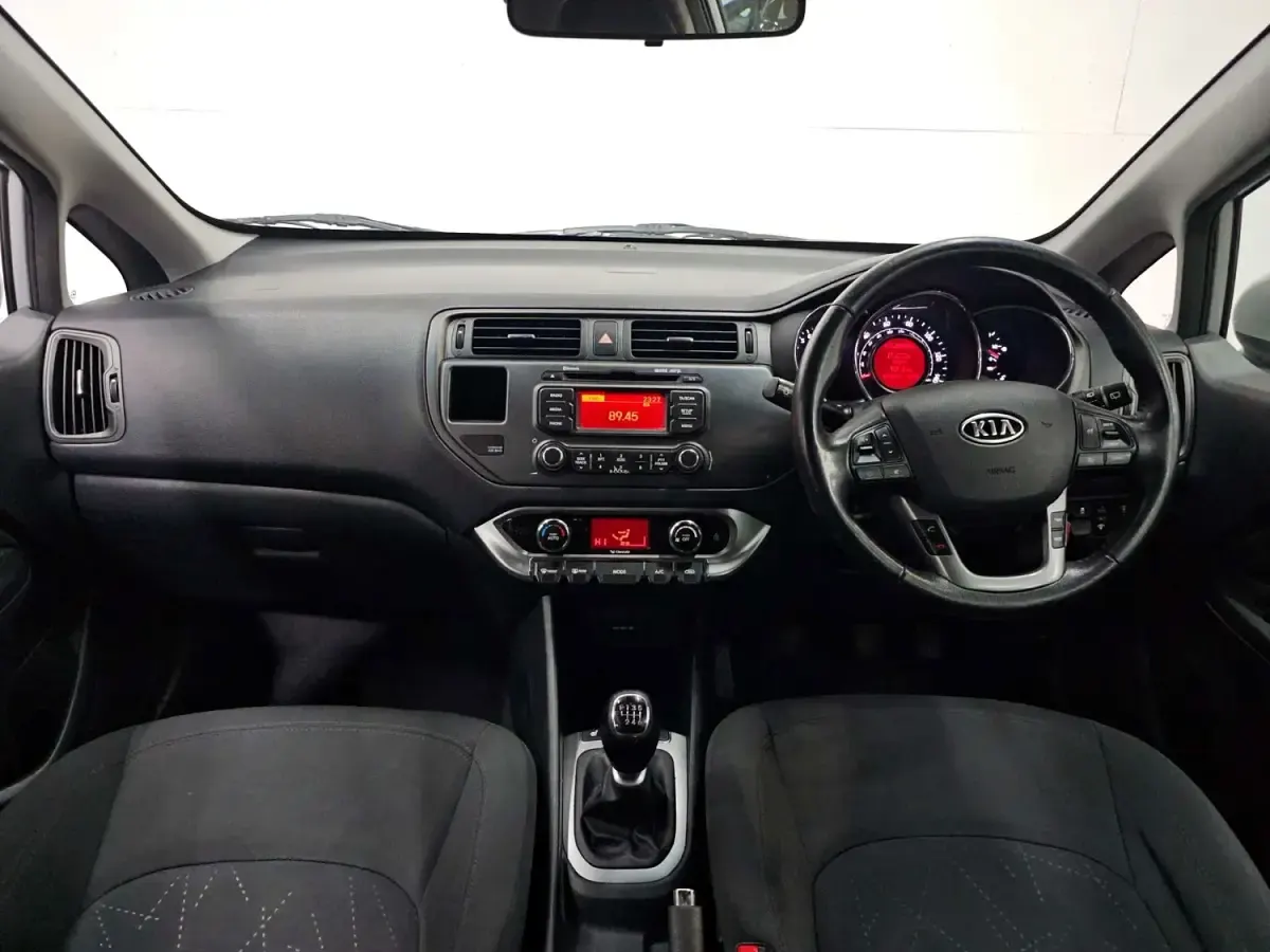 Używany Kia Rio 107 KM (78 kW) 2012 Srebrny Hatchback