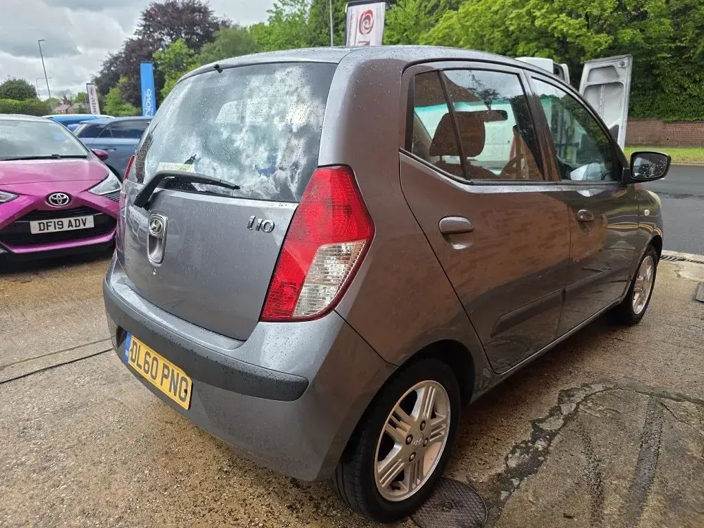 Usado Hyundai i10 Comfort 86 HP (63 kW) 2011 Cinzento Citadino