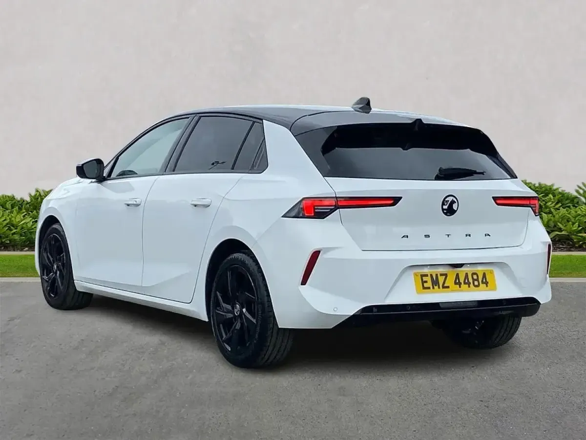 Begagnad Vauxhall Astra S 130 HK (95 kW) 2024 Vit Halvkombi