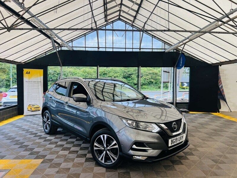 Grey Used 2019 Nissan Qashqai N-Connecta SUV | £11,975 (Good price) - Image 1/4