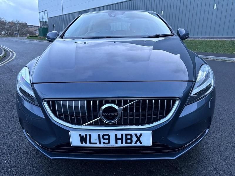 Used Volvo V40 Inscription 152 HP (111 kW) 2019 Blue Hatchback