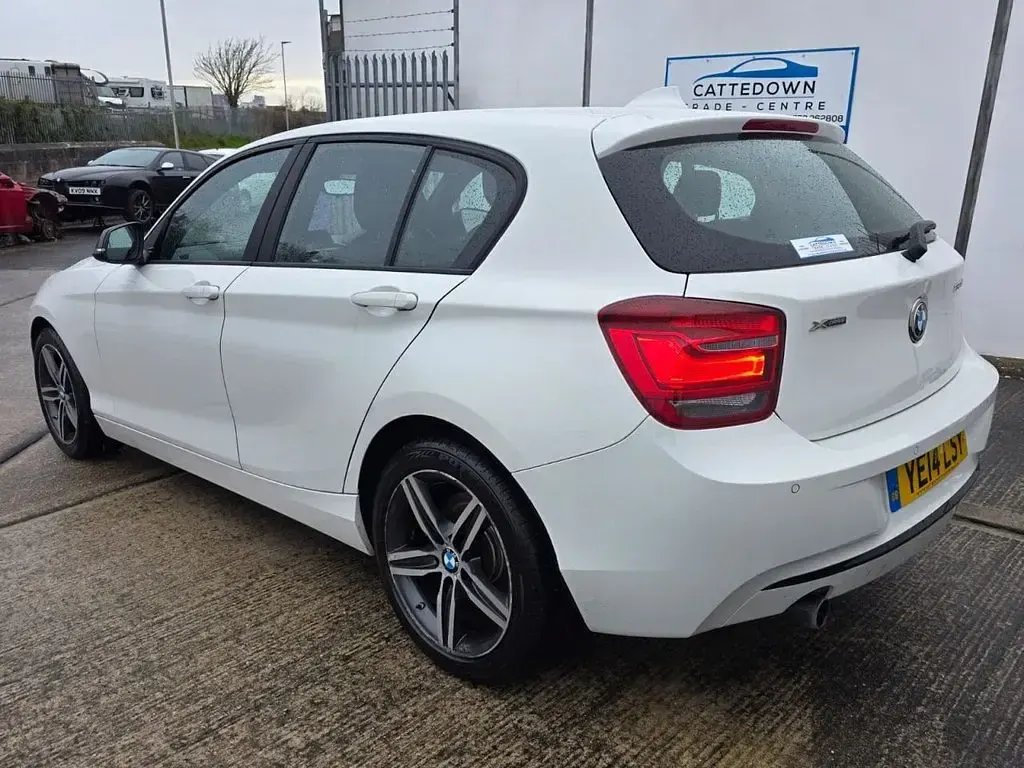 Begagnad BMW 120 Sport Line 184 HK (135 kW) 2014 Vit Halvkombi