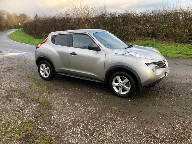 Begagnad Nissan Juke Visia 2011 Silver SUV