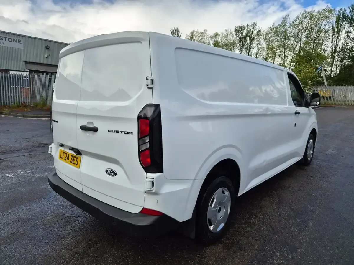 Usado Ford Transit Custom Trend 110 CV (80 kW) 2024 Blanco Van