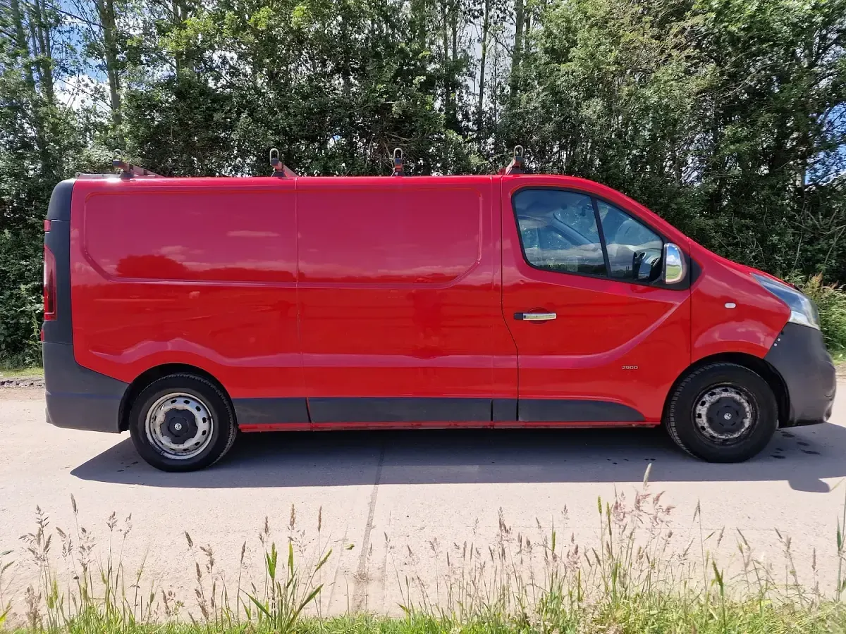Used Vauxhall Vivaro 115 HP (84 kW) 2014 Red MPV