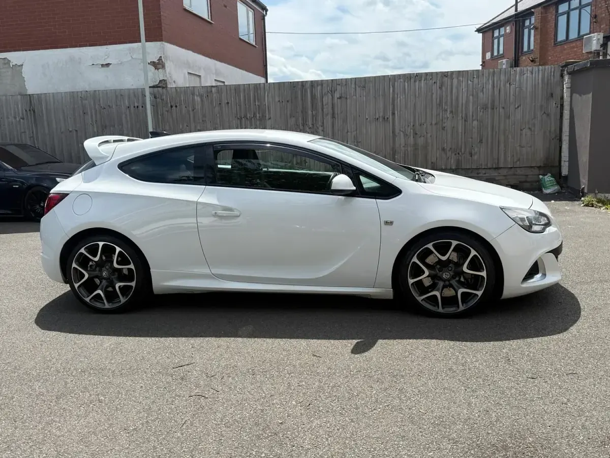 Used Vauxhall Astra GTC 280 HP (205 kW) 2015 White Hatchback