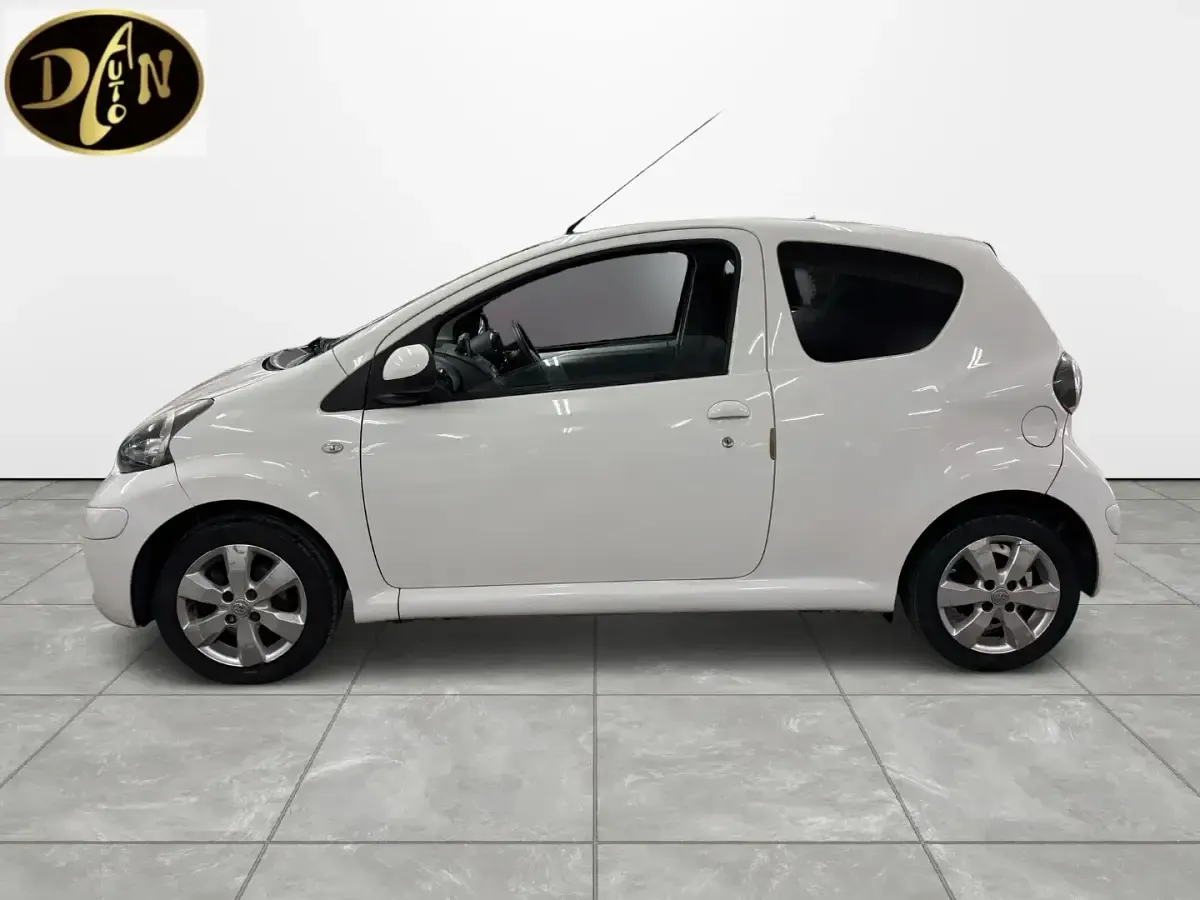 Used Toyota Aygo 68 HP (50 kW) 2012 White Hatchback