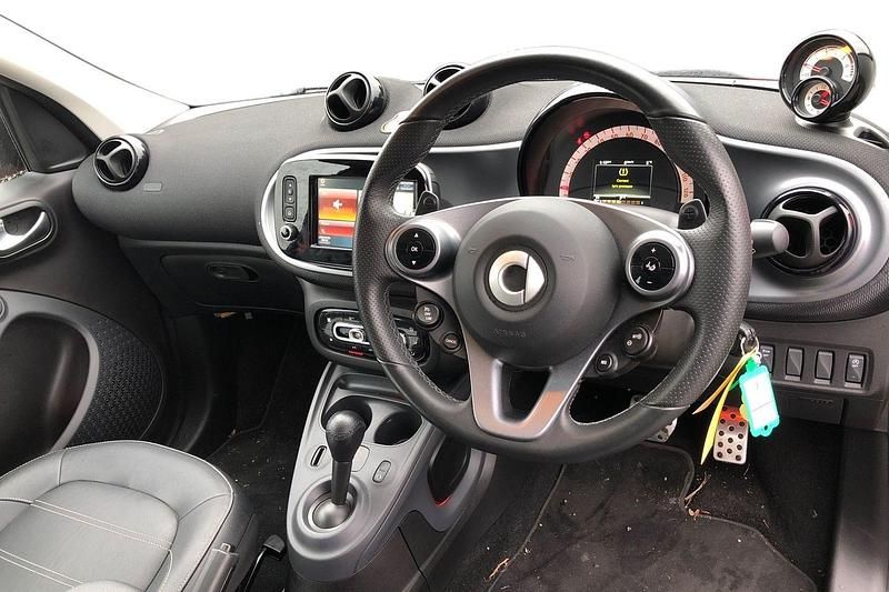 Used Smart ForFour Premium 90 HP (66 kW) 2018 Black Hatchback