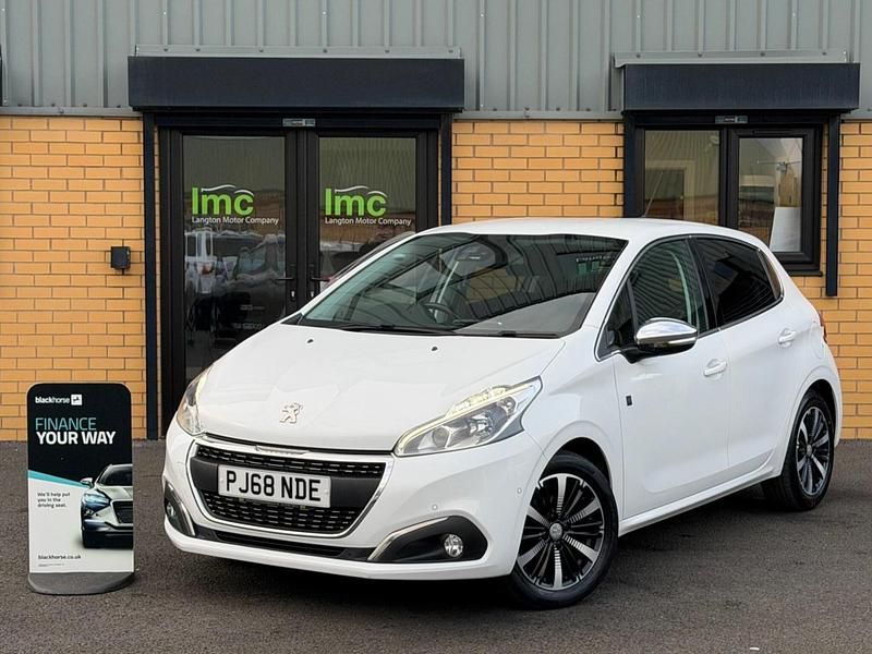 Used Peugeot 208 2018 White Hatchback