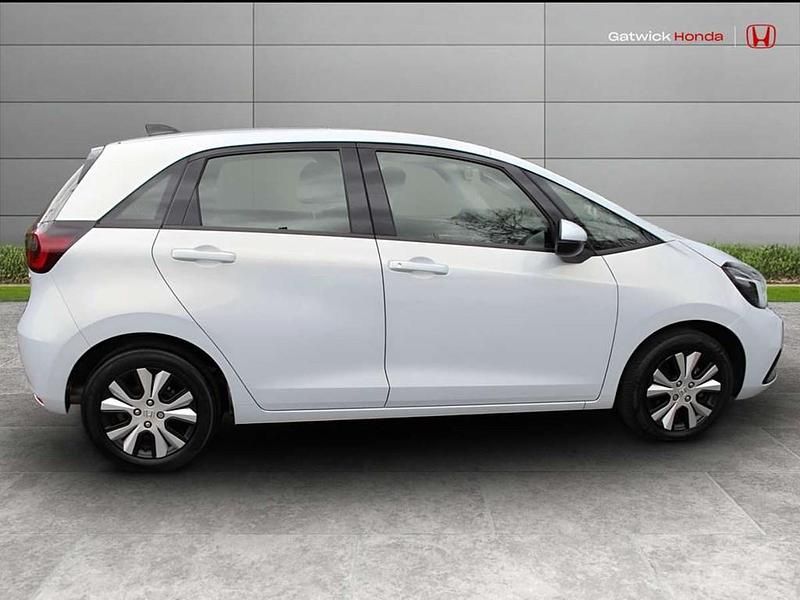 Used Honda Jazz Hybrid 109 HP (80 kW) 2023 Premium sunlight white Hatchback