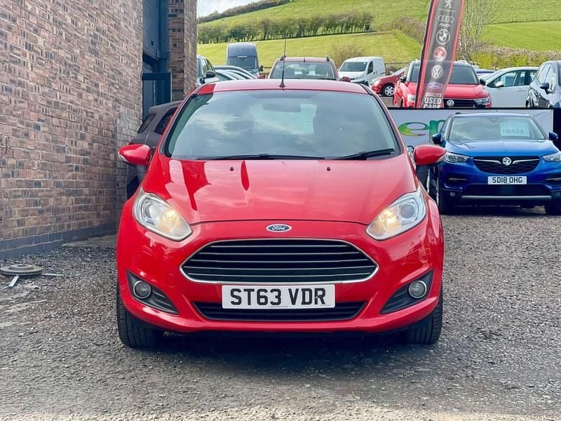 Usado Ford Fiesta Zetec 82 CV (60 kW) 2014 Rojo Utilitario