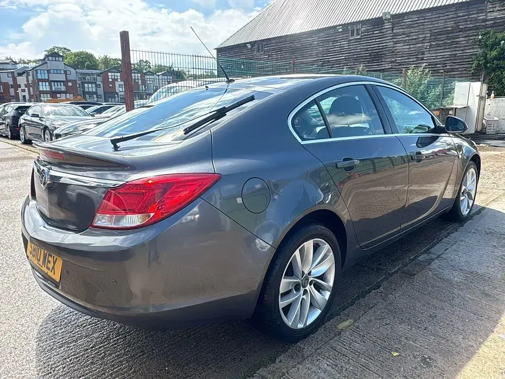Begagnad Vauxhall Insignia 140 HK (102 kW) 2010 Grå Halvkombi