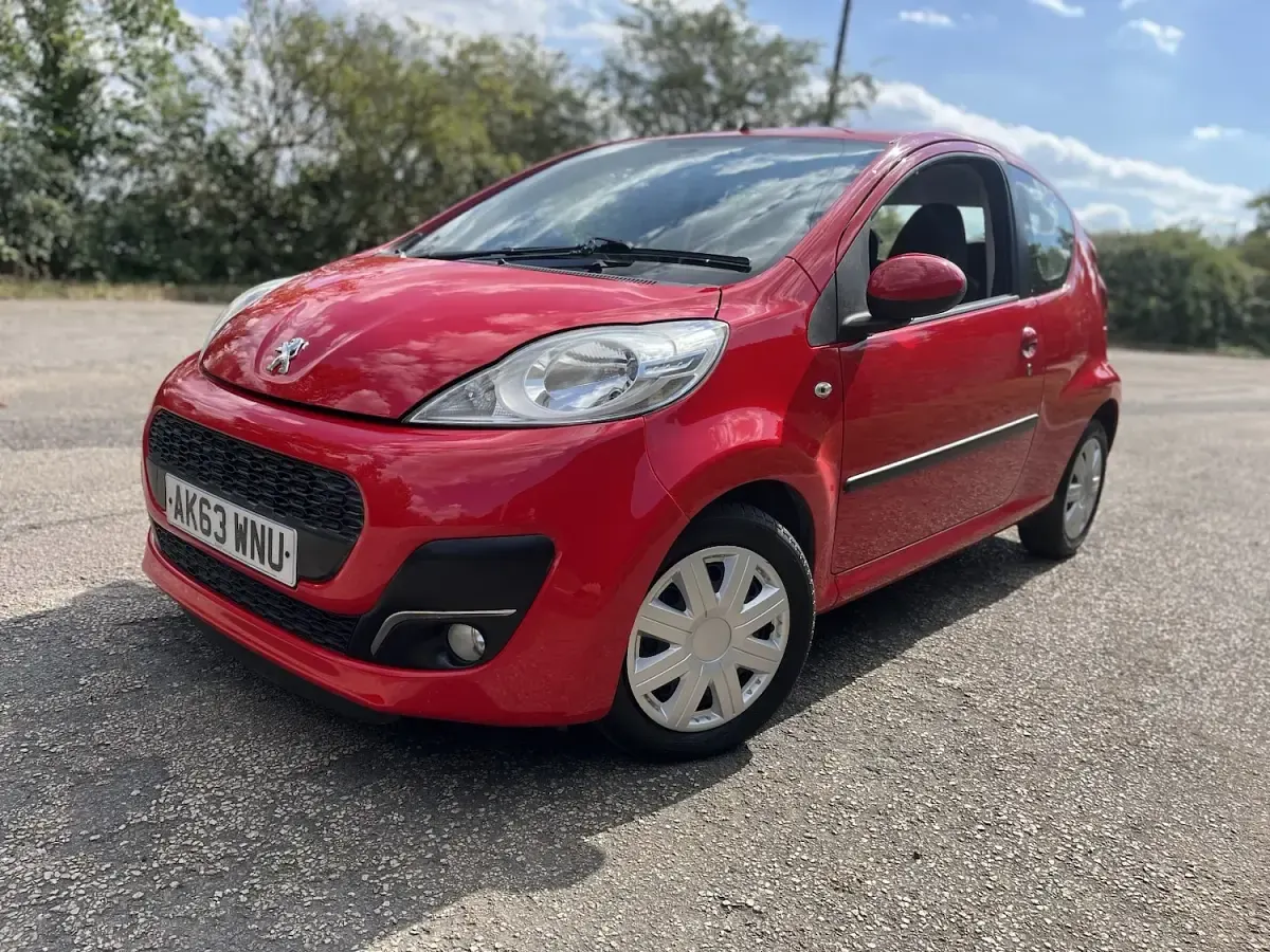 Used Peugeot 107 Active 68 HP (50 kW) 2014 Red Hatchback