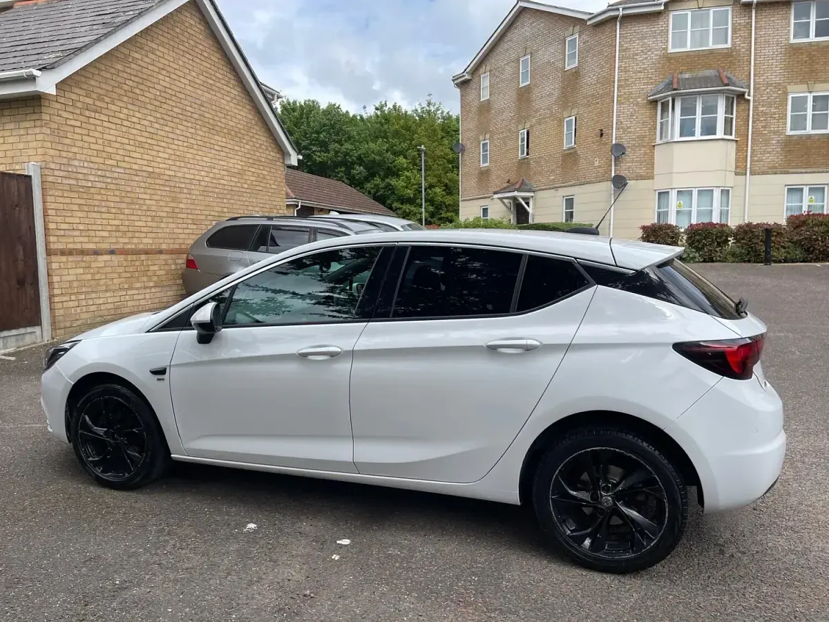 Used Vauxhall Astra SRi 150 HP (110 kW) 2017 White Hatchback