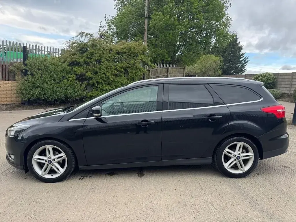 Begagnad Ford Focus Titanium 120 HK (88 kW) 2015 Svart Kombi