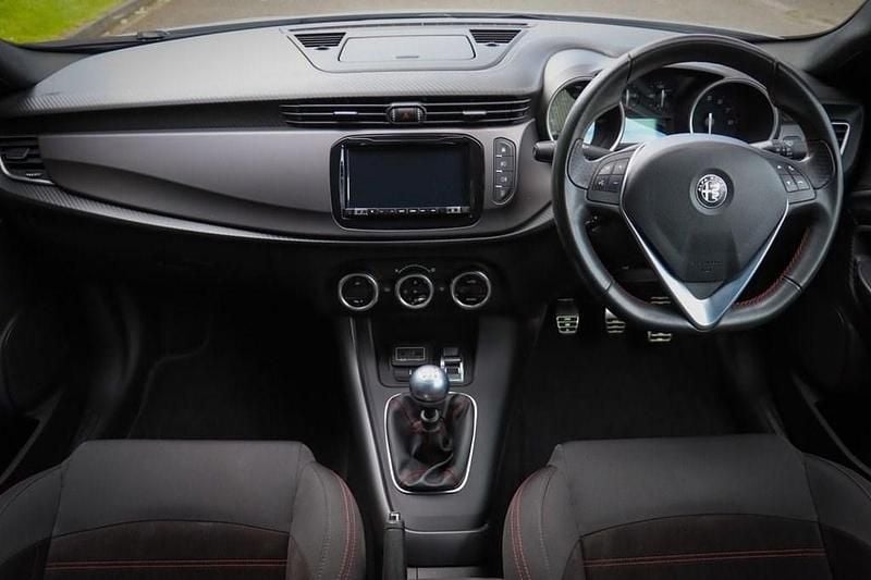 Used Alfa Romeo Giulietta Edizione Speciale 120 HP (88 kW) 2019 White Hatchback