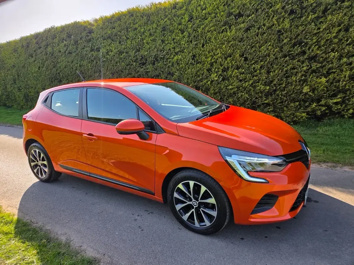 Used Renault Clio Iconic 90 HP (66 kW) 2022 Orange Hatchback