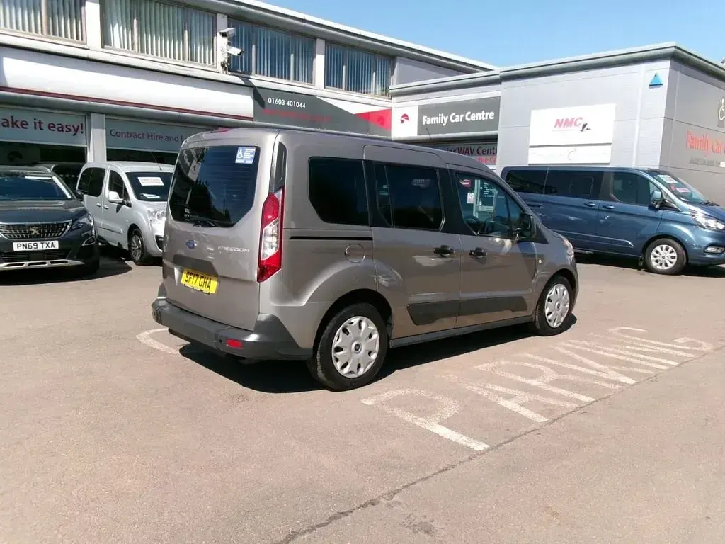 Usado Ford Tourneo Connect Zetec 100 HP (73 kW) 2017 Prateado Monovolume