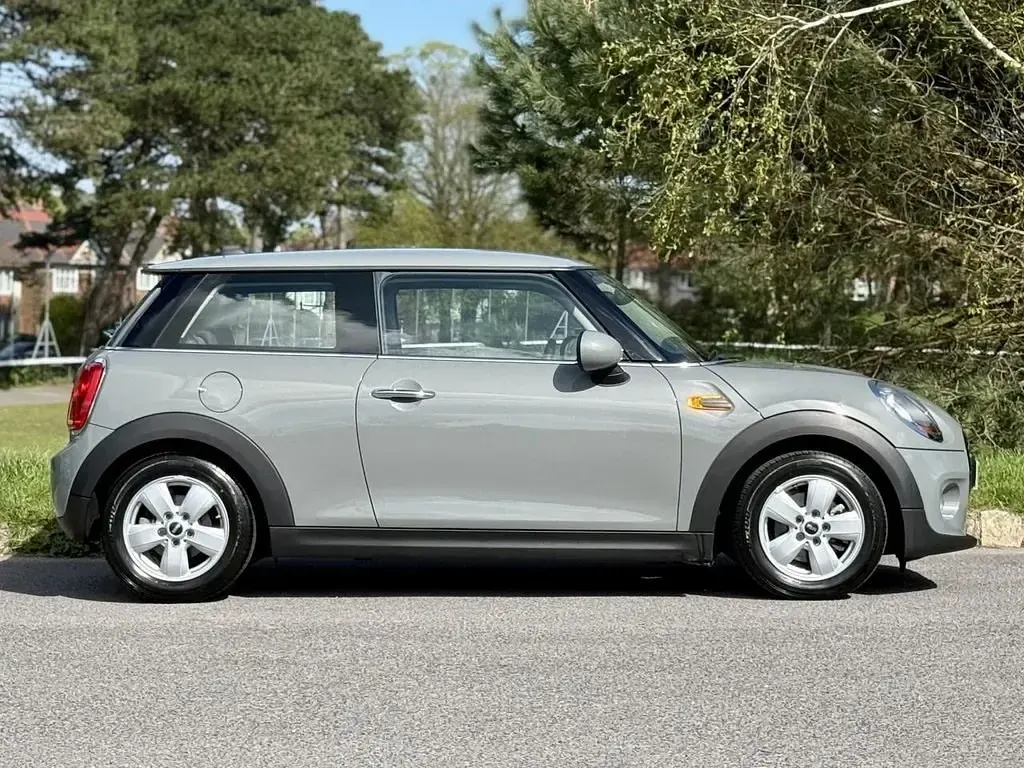 Begagnad Mini ONE Hatch 102 HK (75 kW) 2017 Grå Halvkombi