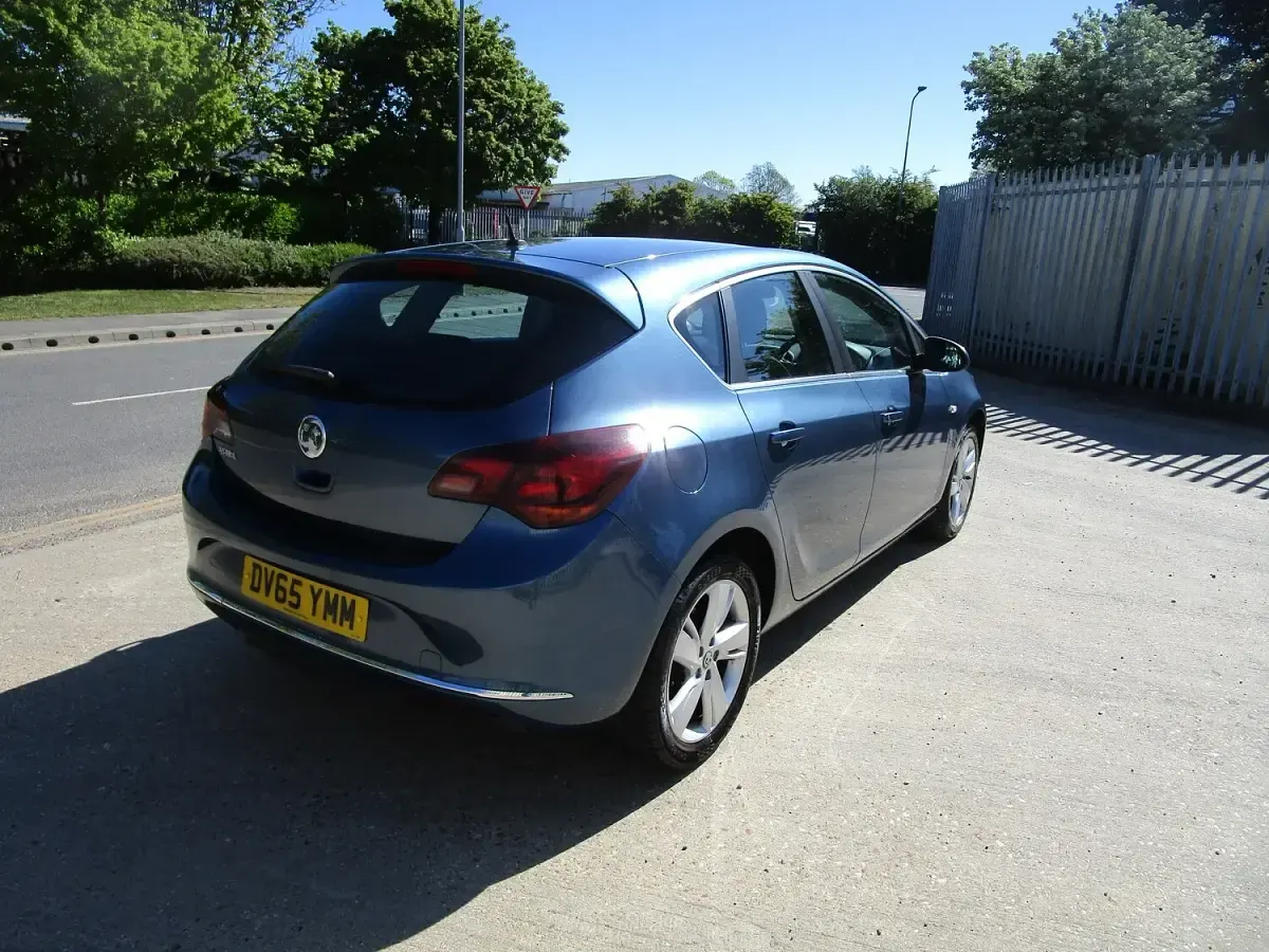 Used Vauxhall Astra SRi 100 HP (73 kW) 2015 Blue Hatchback