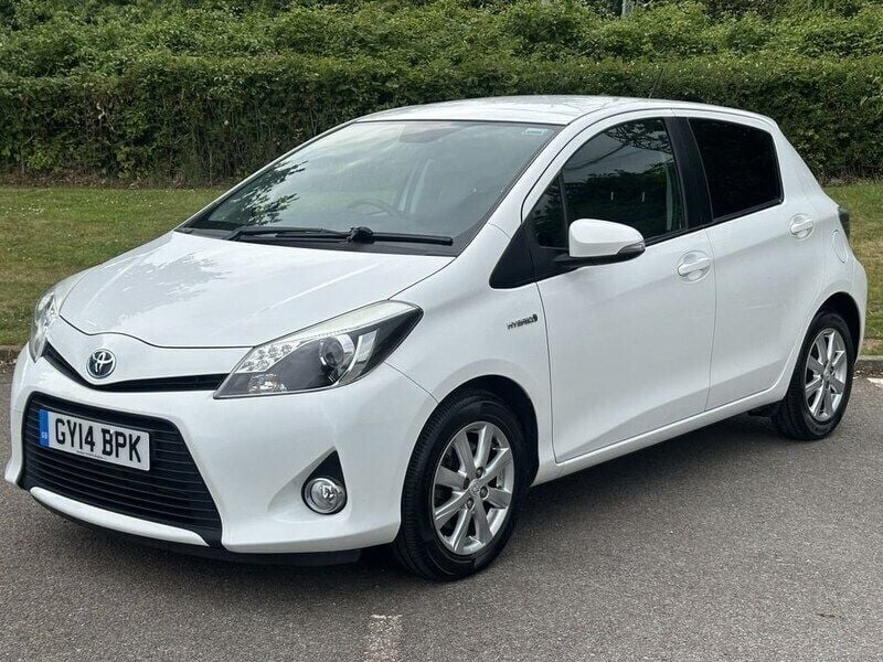 White Used 2014 Toyota Yaris Hybrid Plus Hatchback | £8,600 (Fair price) - Image 1/4