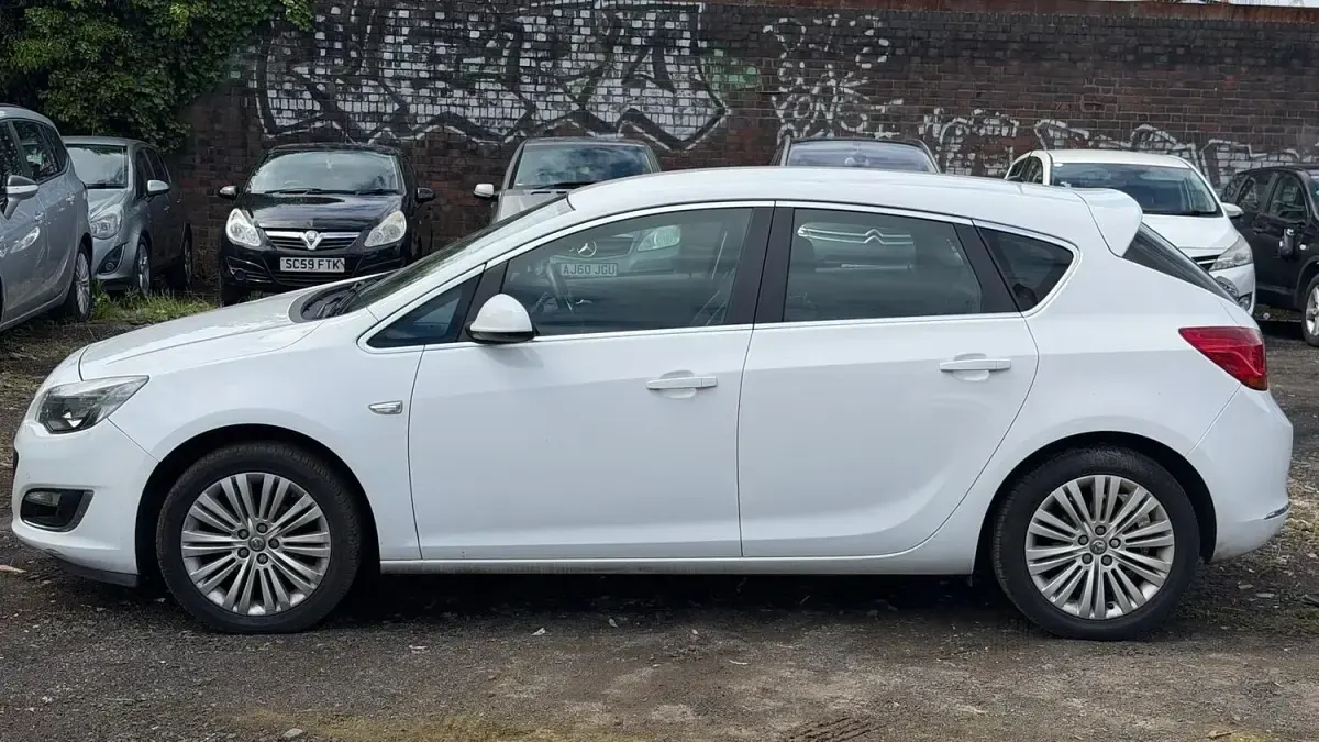 Used Vauxhall Astra Excite 100 HP (73 kW) 2015 White Hatchback