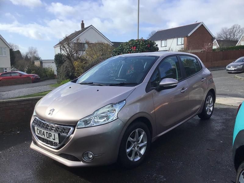 Used Peugeot 208 Active 68 HP (50 kW) 2014 Pink Hatchback