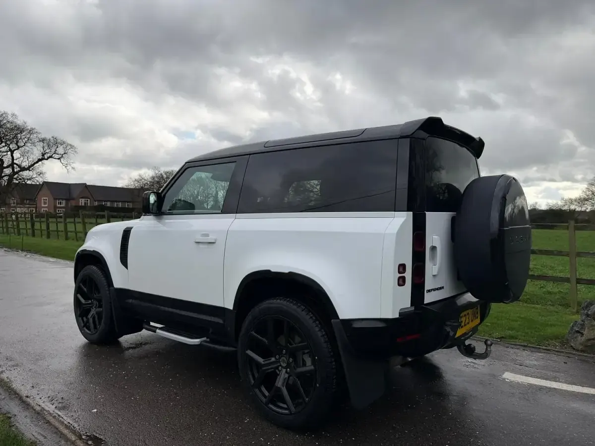 Used Land Rover Defender SE Dynamic 2023 White SUV