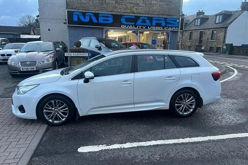 Used Toyota Avensis Business Edition 143 HP (105 kW) 2016 White Estate