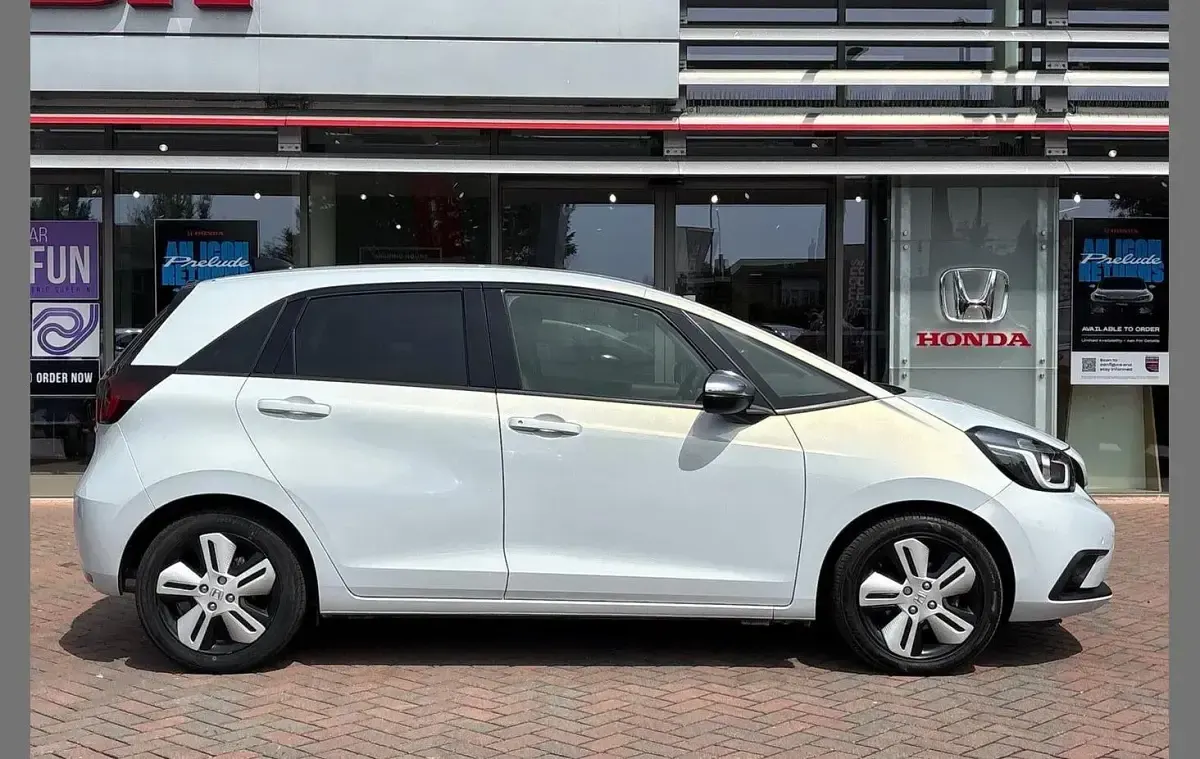 Used Honda Jazz Hybrid 109 HP (80 kW) 2021 Sunlight white Hatchback