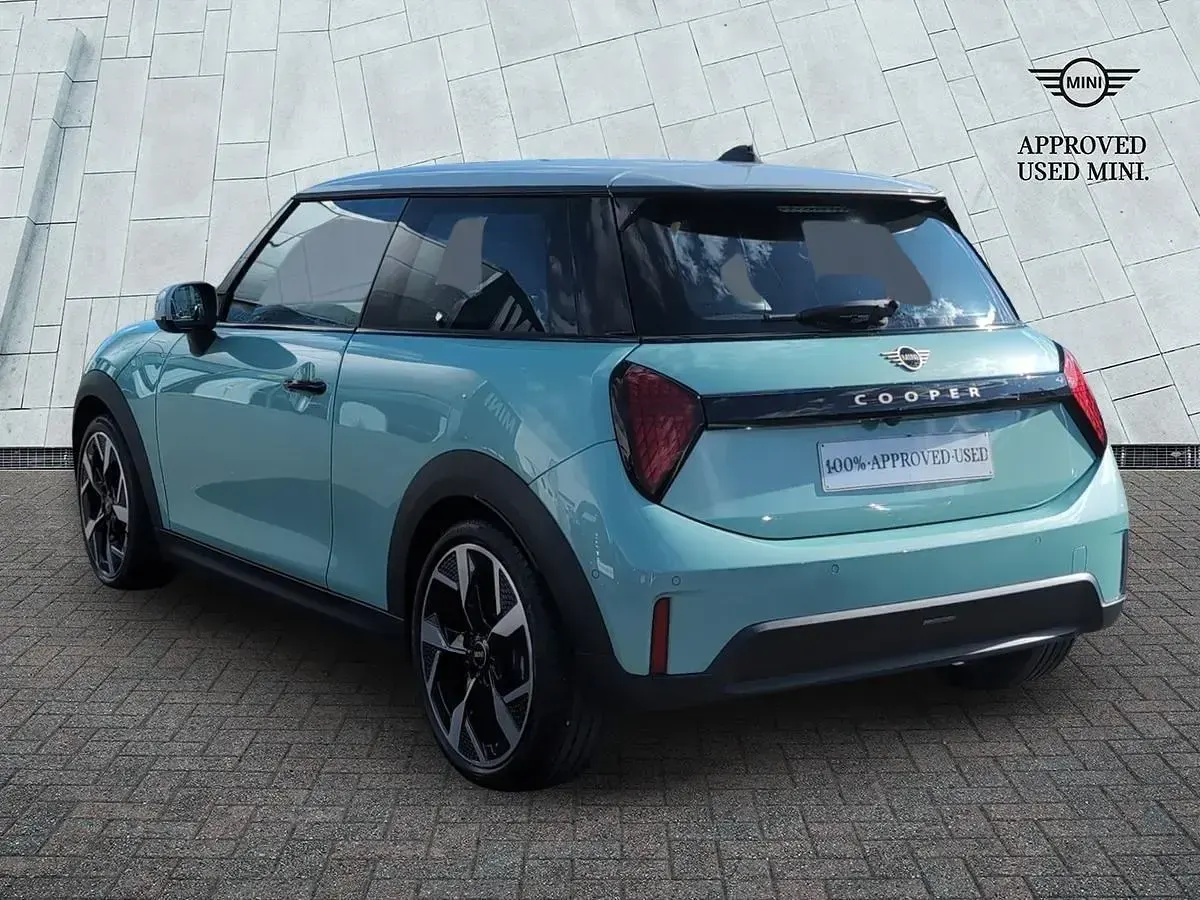 Begagnad Mini Cooper Exclusive 2024 Grön Halvkombi