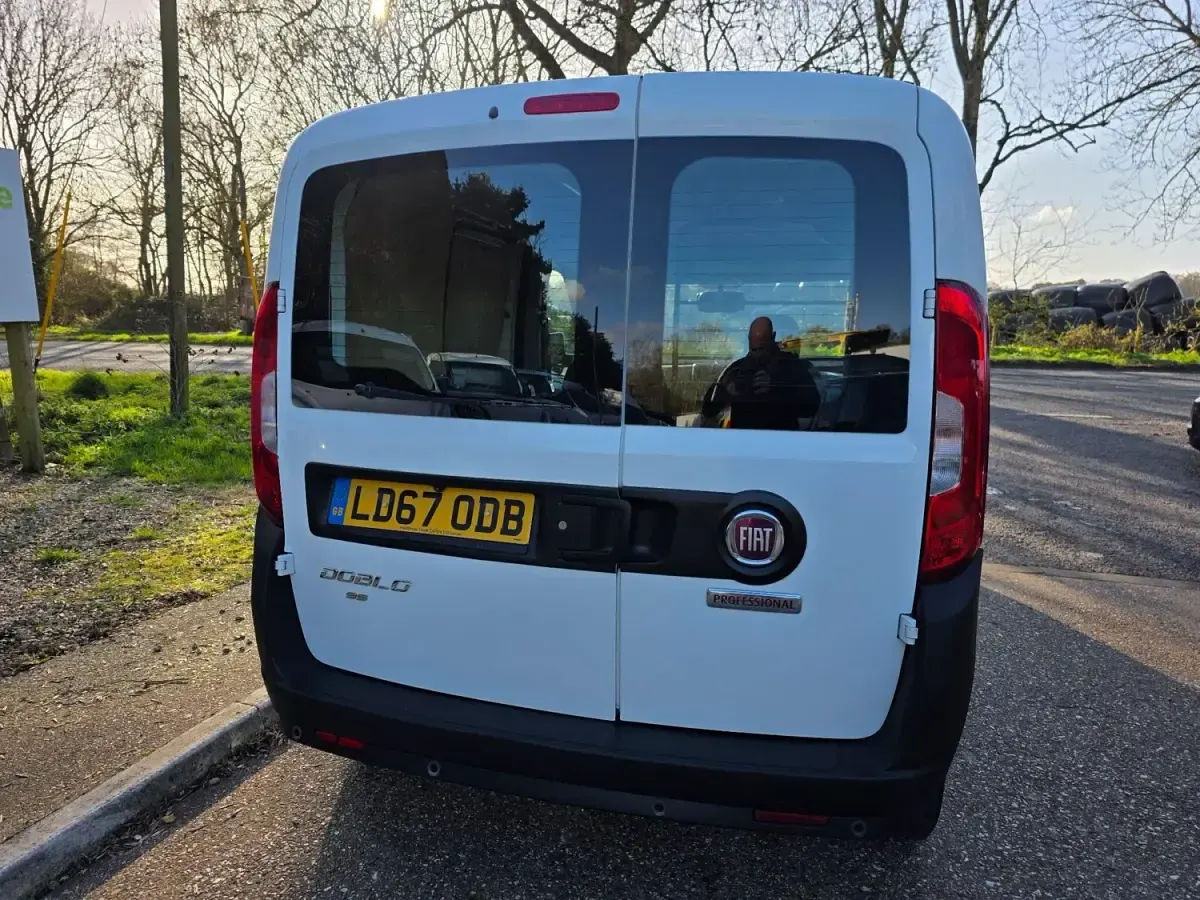 Używany Fiat Doblò 95 KM (69 kW) 2017 Biały Minivan