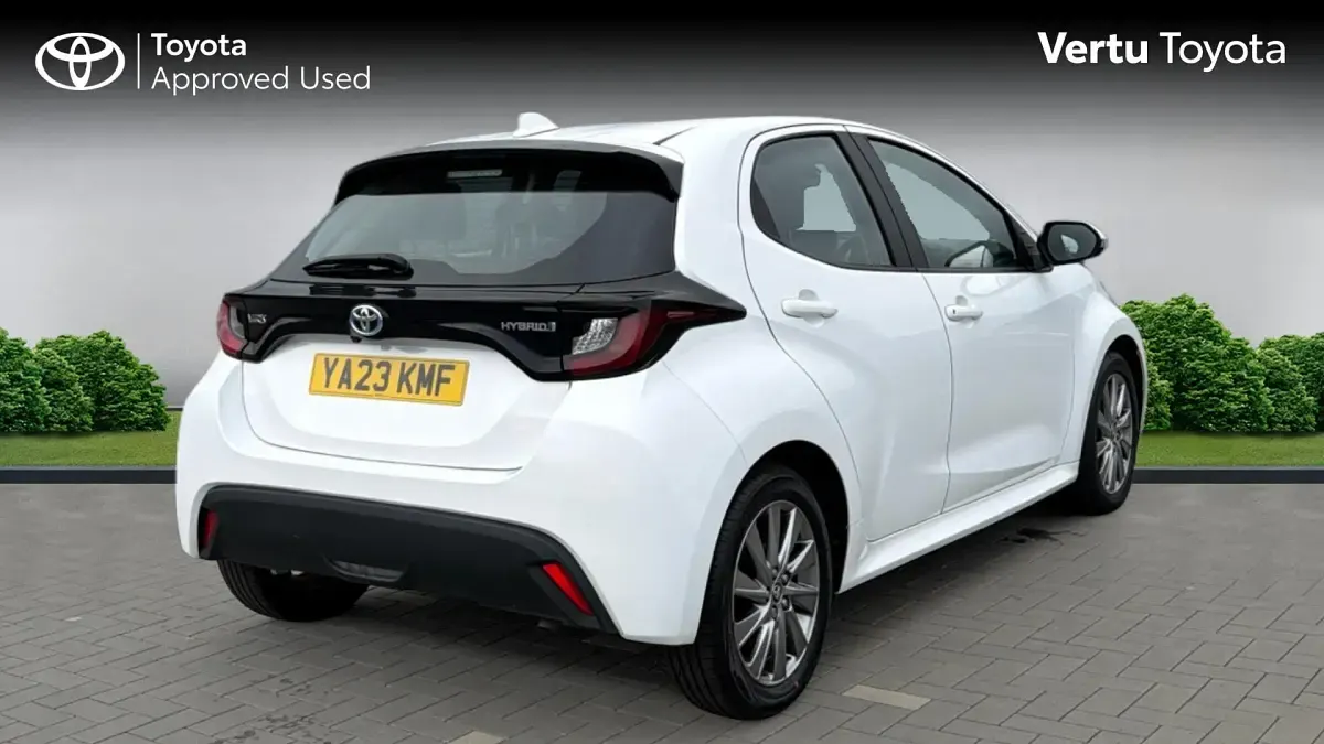 Used Toyota Yaris 116 HP (85 kW) 2023 White Hatchback