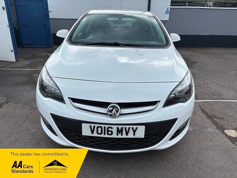 Used Vauxhall Astra Excite 200 HP (147 kW) 2016 White Hatchback