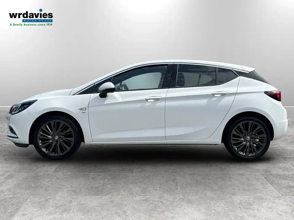 Used Vauxhall Astra SRi 150 HP (110 kW) 2016 White Hatchback