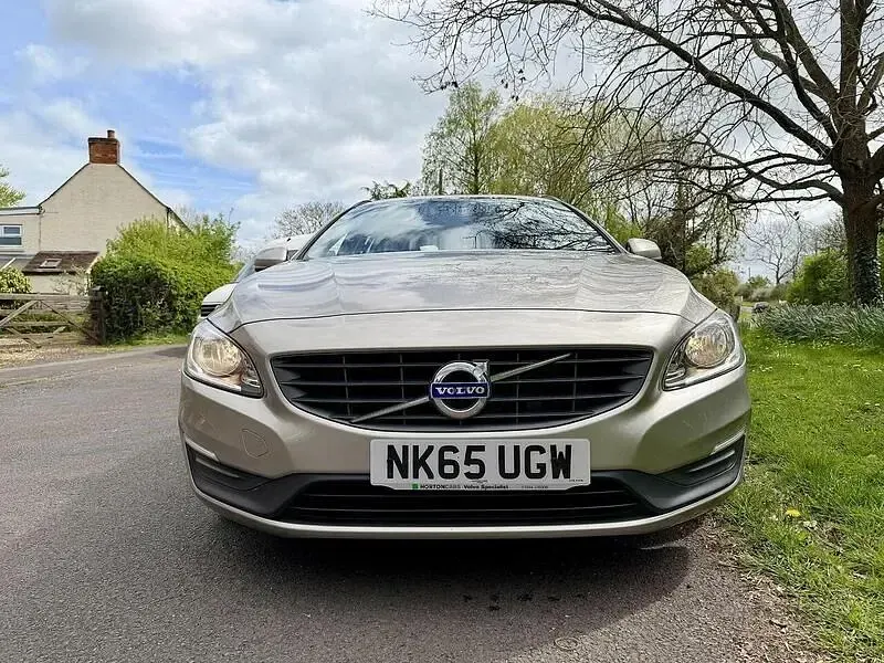 Usado Volvo V60 Business Edition 190 CV (139 kW) 2016 Dorado Familiar