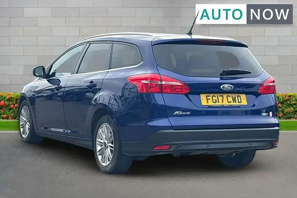 Used Ford Focus Zetec 123 HP (90 kW) 2017 Blue Estate