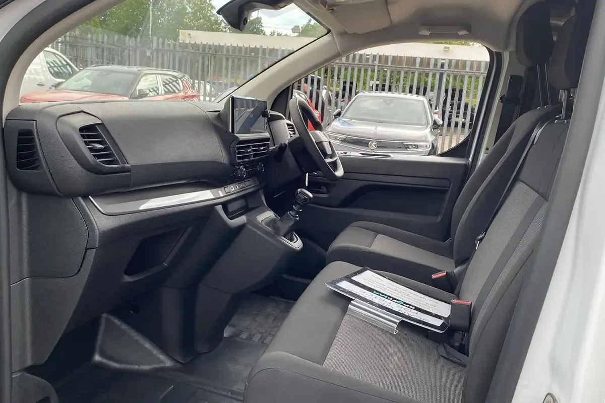 Used Vauxhall Vivaro S 120 HP (88 kW) 2024 White MPV
