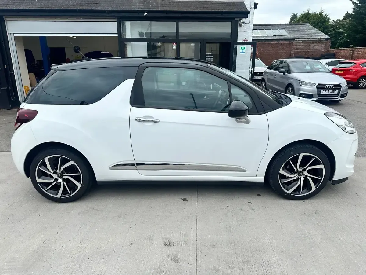 Used Citroën DS3 PureTech 110 HP (80 kW) 2015 White Hatchback