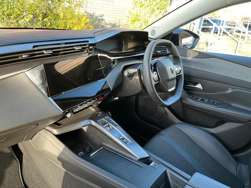 Used Peugeot 308 Allure Premium 129 HP (94 kW) 2022 Green Hatchback